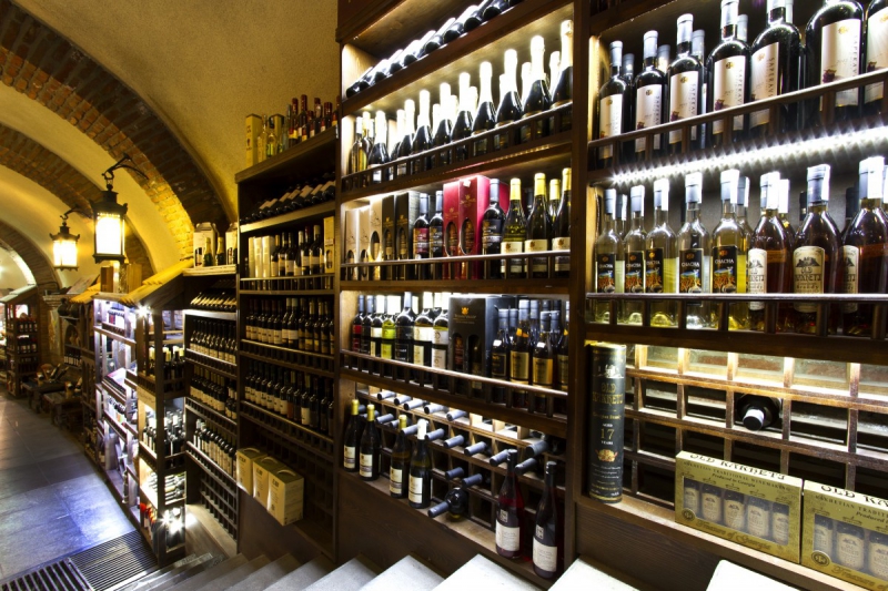 vente-LE TIGNET-min_world_street_travel_shop_canon_georgia_wine_bottles-429767